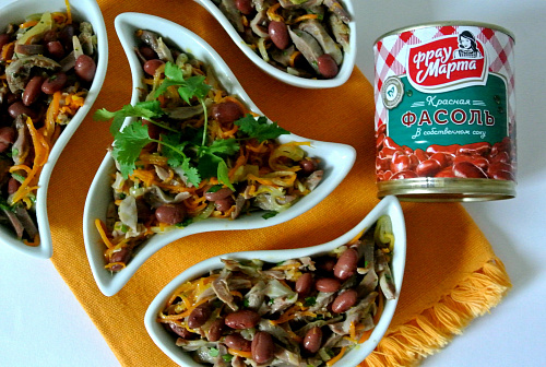 Салат из куриных желудков с фасолью