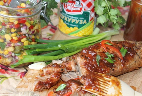 Свинина с кукурузным салатом