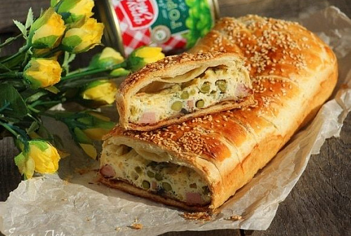 Слоеный пирог с яичницей-болтуньей